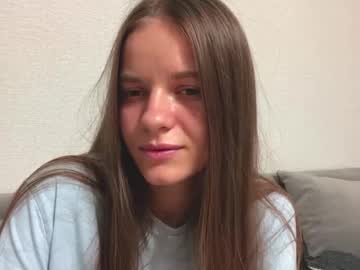 girl
        karongene cam image #35432