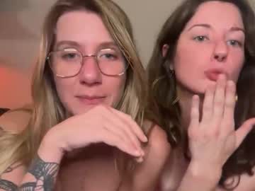 couple Free Live Cam Girls with 2girls1boat