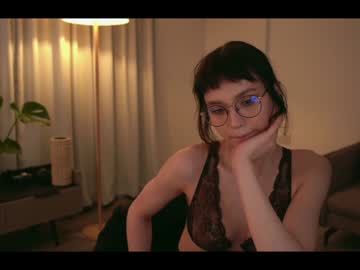 girl
        luna_ai cam image #3247