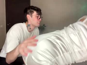 couple
        holykris cam image #24359