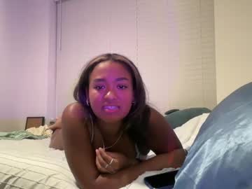 girl
        islabennett cam image #31396
