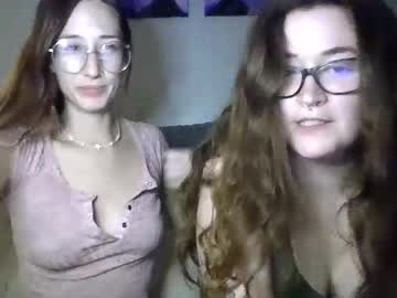 couple
        2gorls1link cam image #19178
