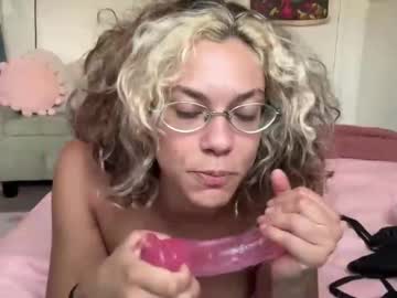 girl
        kennibby cam image #35123